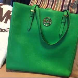 🌻 Gorgeous Green Michael Kors Bag 🌻